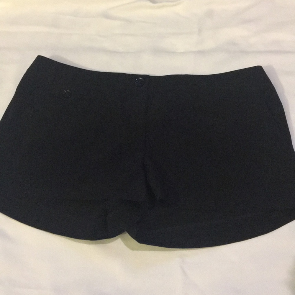Sleek Black Express Shorts 🌼